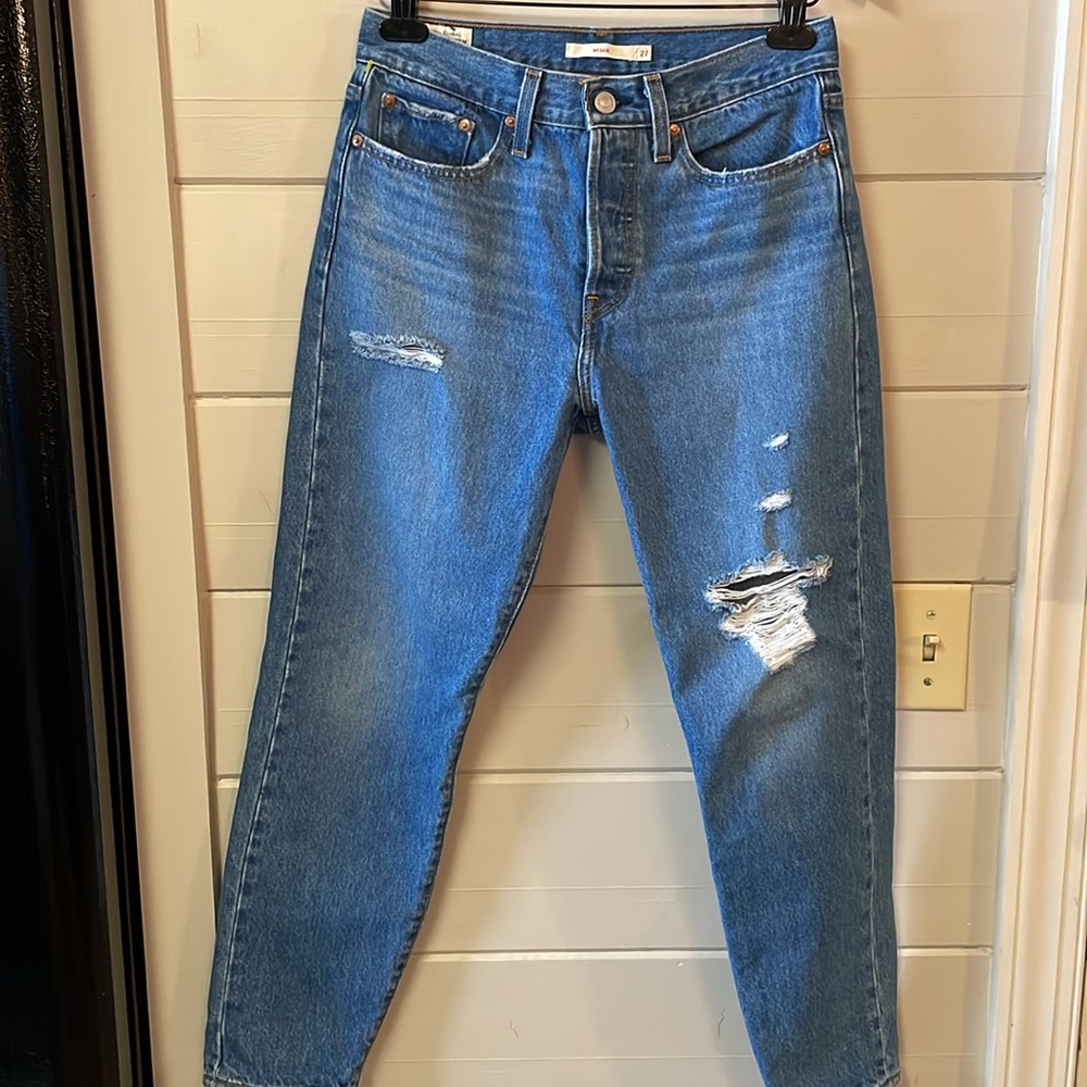 Levi’s Premium Denim Buttonfly Distressed Wedgie Jeans Size 27.